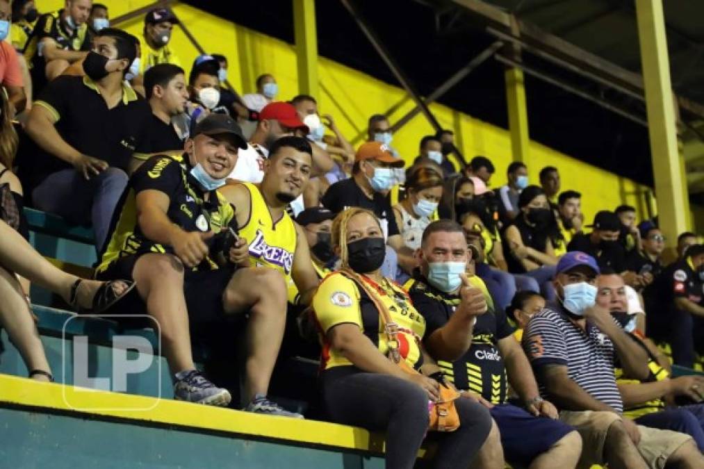 Aficionados del Real España asistieron al estadio Humberto Micheletti para apoyar a su equipo en el juego frente al Honduras Progreso.