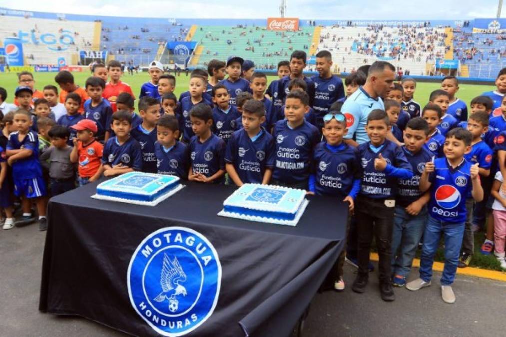 El Motagua tuvo un bonito gesto con pequeños aficionados que llegaron al estadio Nacional como celebración del Día del Niño.