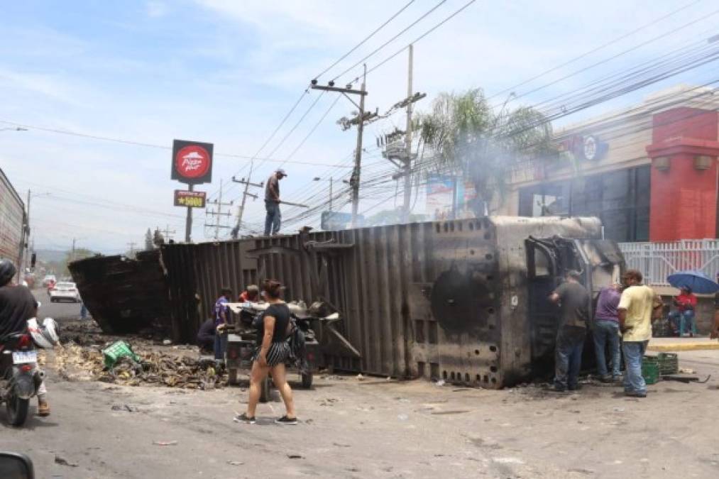 Las violentas protestas ocurrieron también ayer viernes en Dos Caminos en el municipio de Villanueva donde los manifestantes en un acto de vandalismo quemaron tres rastras.