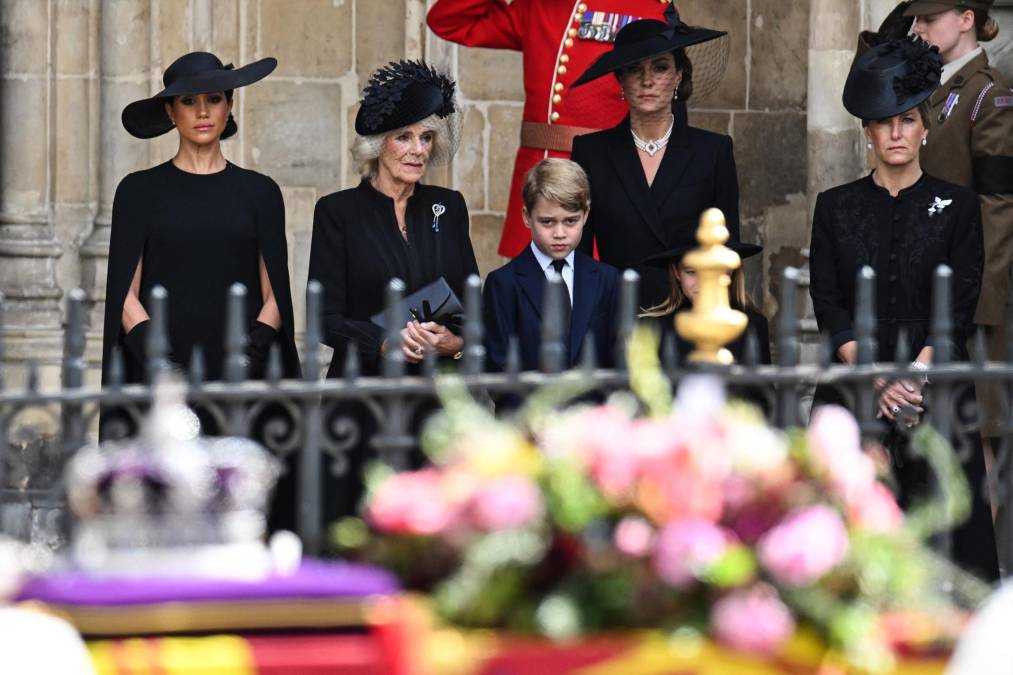 La Duquesa rindió homenaje a la Reina luciendo un juego de aretes de perlas y diamantes que le regaló la monarca. A principios de esta semana usó el mismo par para la procesión fúnebre a Westminster Hall.