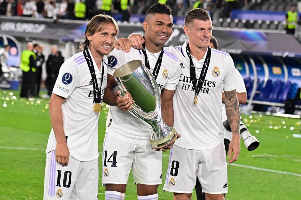 El mejor centro del campo del mundo: Modric, Casemiro y Toni Kroos posando con el trofeo.