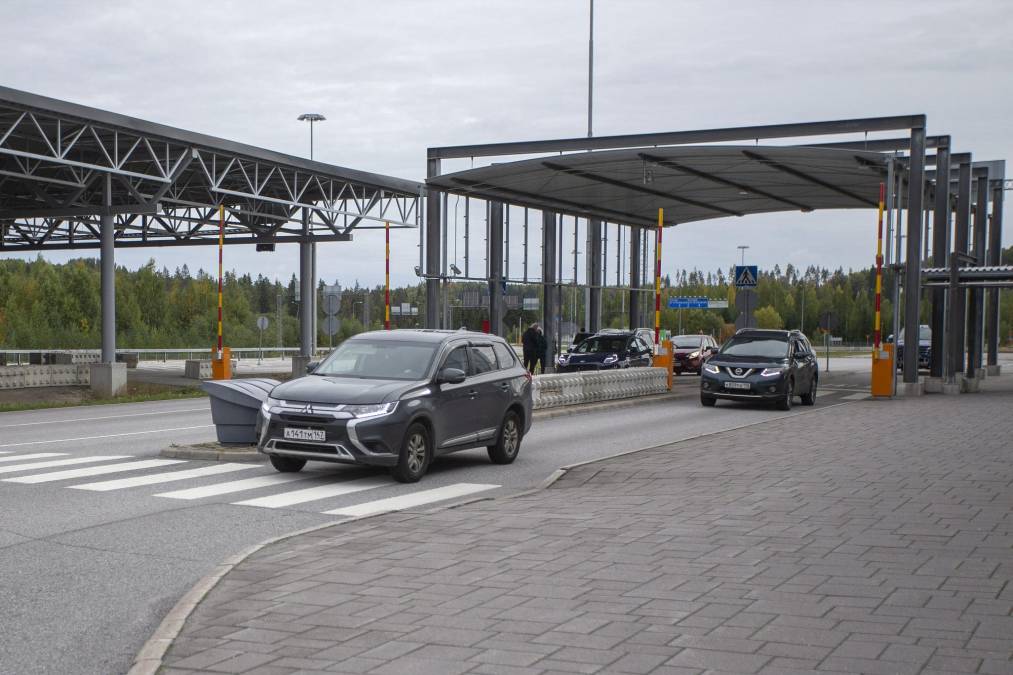 En la frontera terrestre entre Finlandia y Rusia, largas filas de vehículos esperan su turno para salir del país tras el anuncio de Putin.