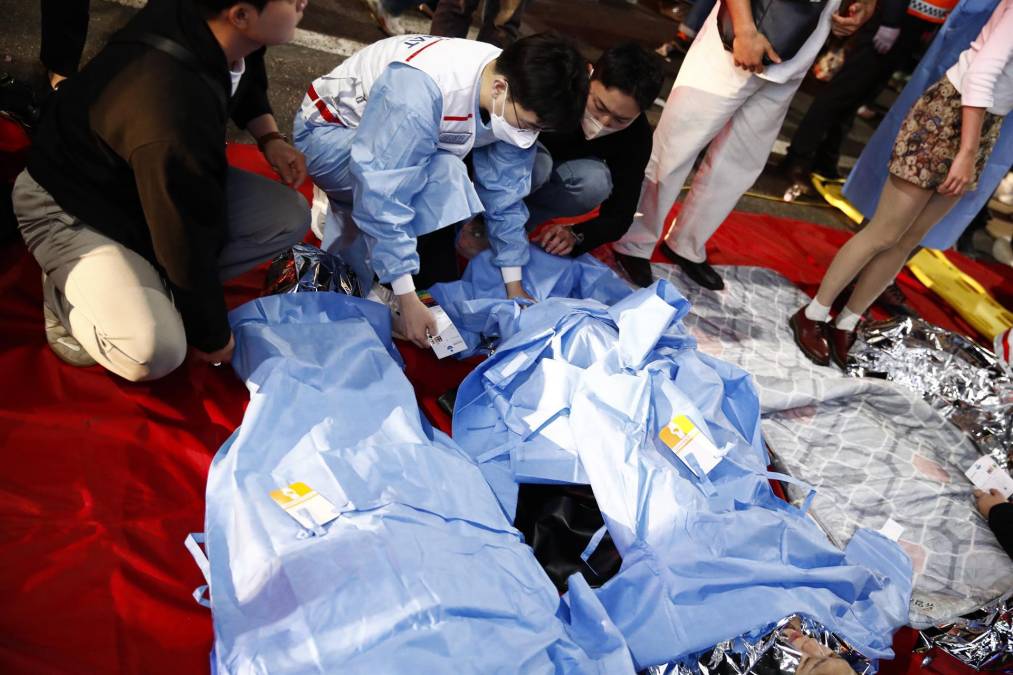 Escenas de terror en Seúl tras mortal estampida en Halloween que dejó 153 muertos