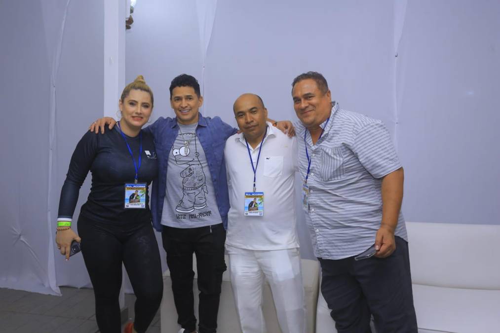 Previo al concierto, Jorge Celedón se tomó varias fotos del recuerdo con miembros del staff y organizadores del evento. 