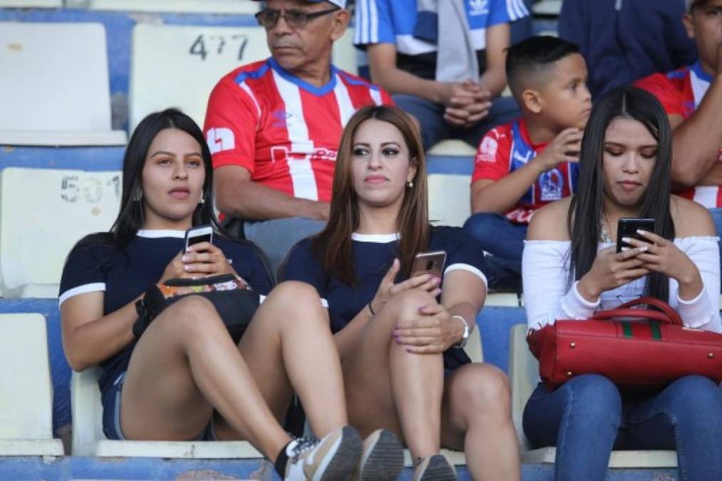 Aficionadas en las gradas del estadio Nacional.