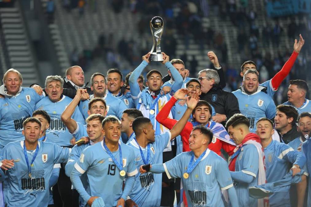 Los festejos de los futbollista de Uruguay alzando su primera Copa del Mundo Sub-20.