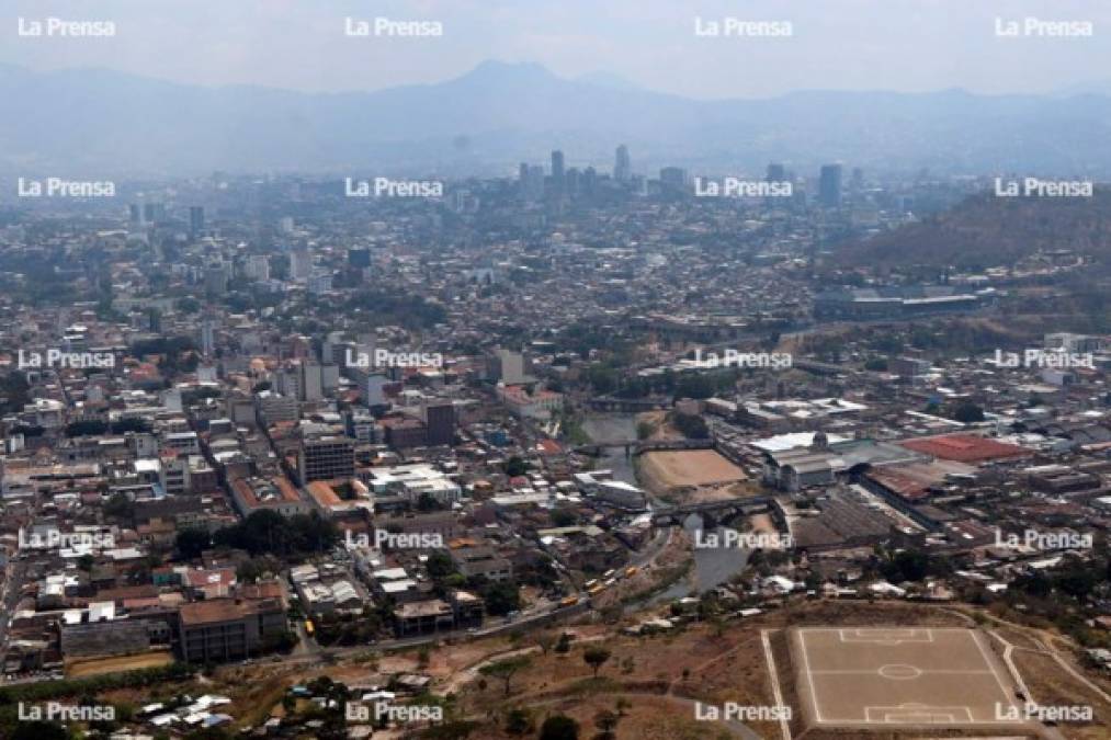 Vista panorámica de la ciudad de Tegucigalpa llena por una capa de humo.