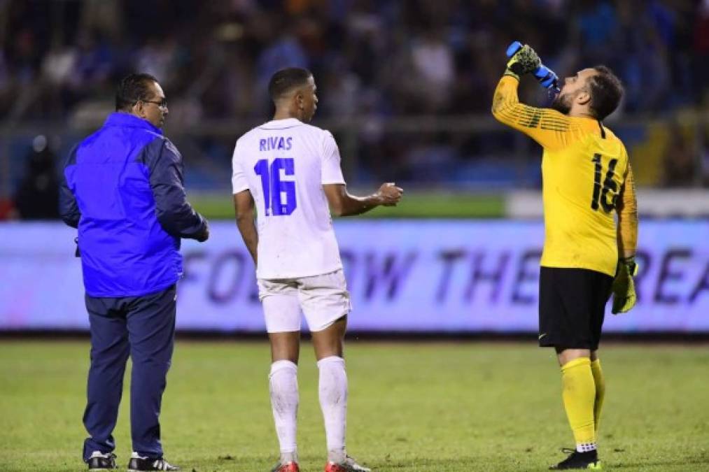 Rigoberto Rivas tuvo un buen gesto con el portero de Martinica, no le negó agua.