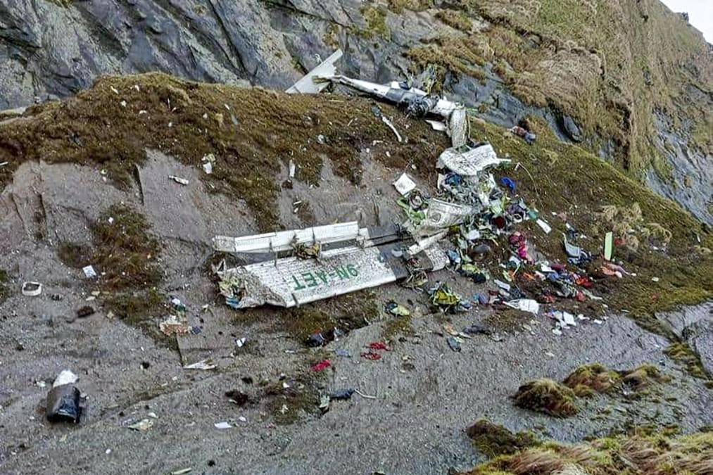 Los equipos de rescate nepalíes recuperaron este lunes casi todos los cadáveres de entre los restos de un avión de pasajeros que se estrelló el domingo en el Himalaya con 22 personas a bordo.