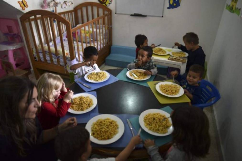 Los niños comen en el refugio de la Fundación Kapüy, que apoya a los niños en situación de abandono o con graves problemas de salud.