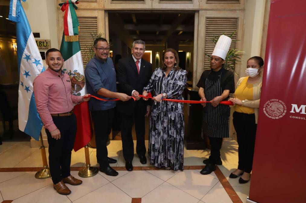El evento tuvo como invitado especial al señor cónsul de México, Gilberto Enrique Limón, quien hizo el respectivo corte de cinta junto a Fanny Hawit, gerente general del hotel y los chefs encargados del evento.