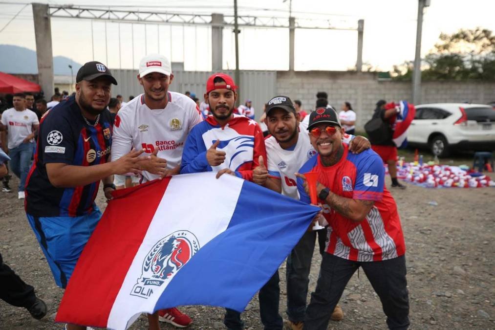 Banderas, camisetas, gorras, lentes y hasta un hincha del Barcelona. Así llegaron identificados estos chicos a disfrutar de la semifinal entre Olimpia y Marathón.