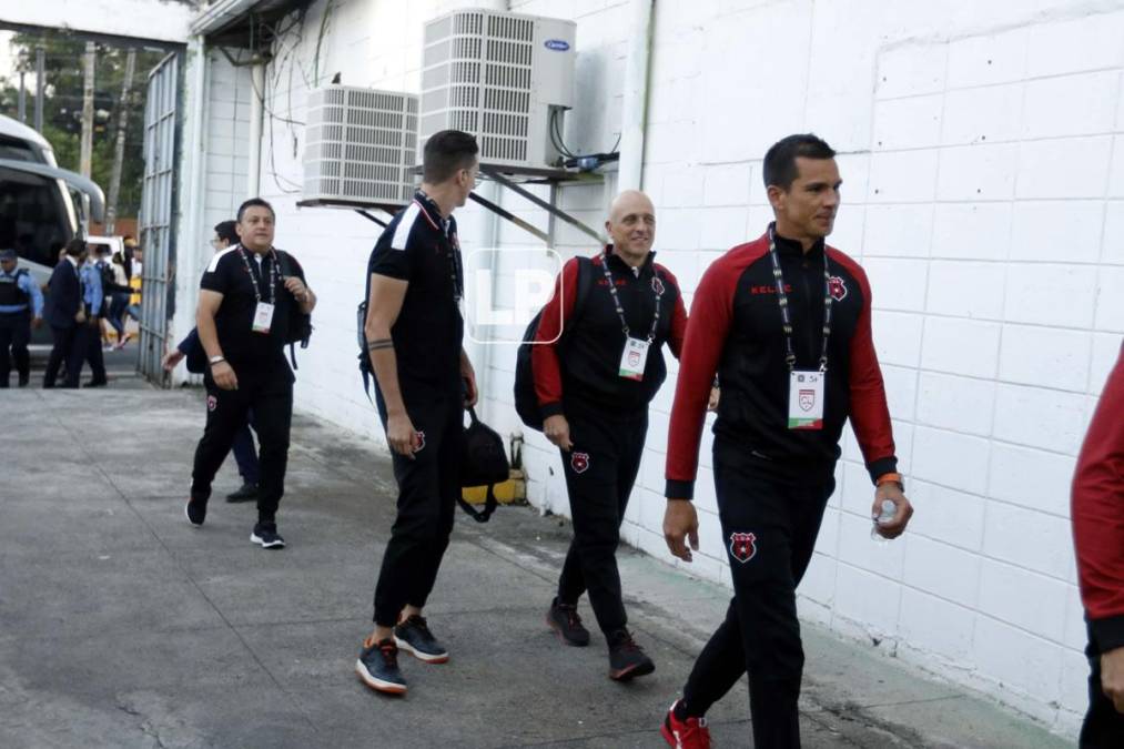 La llegada de Fabián Coito, entrenador del Alajuelense, al estadio Morazán para el partido contra Real España.