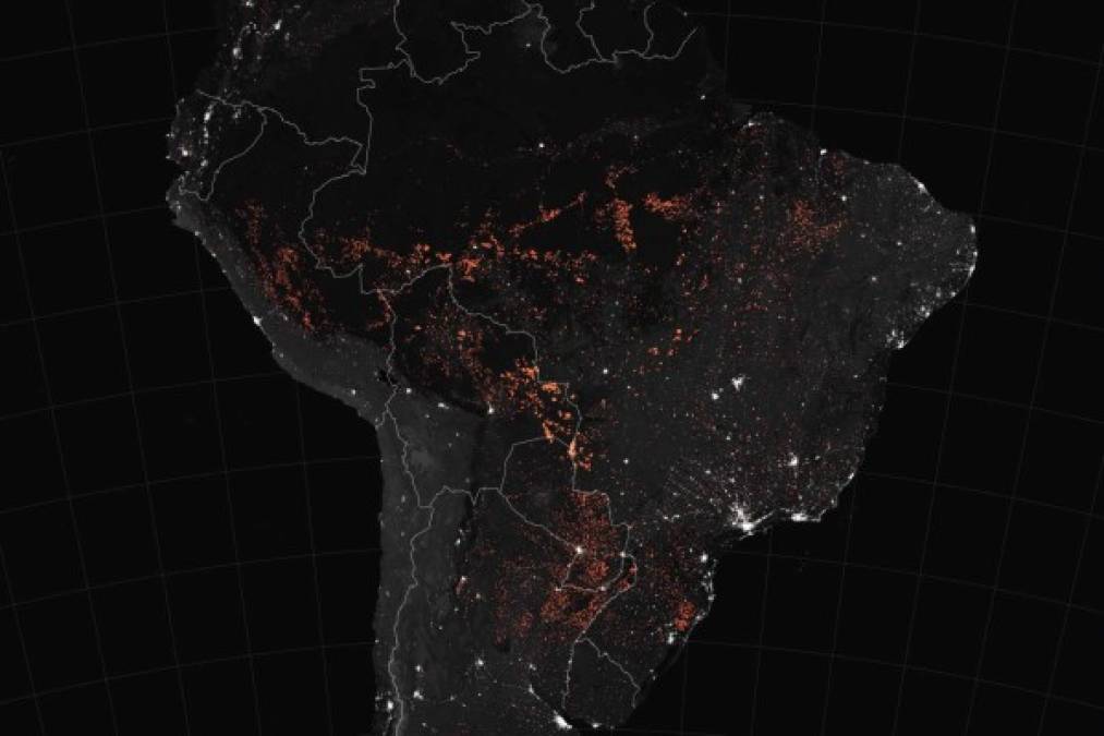 La NASA divulgó esta imagen de los incendios en la selva amazónica que abarcan a Perú, Bolivia y Brasil.