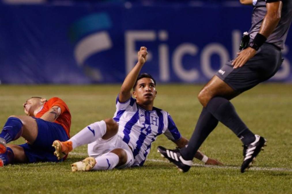 Michaell Chirinos le pide la tarjeta amarilla al árbitro para un chileno tras sufrir una falta.