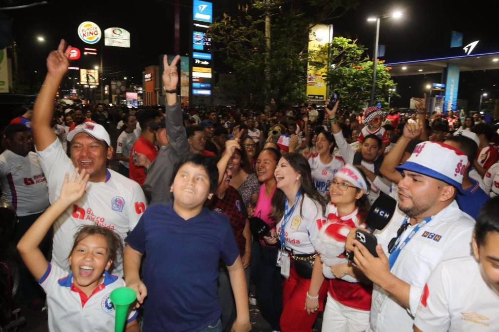 Cientos de aficionados se unieron a la gran fiesta en la capital de Honduras.