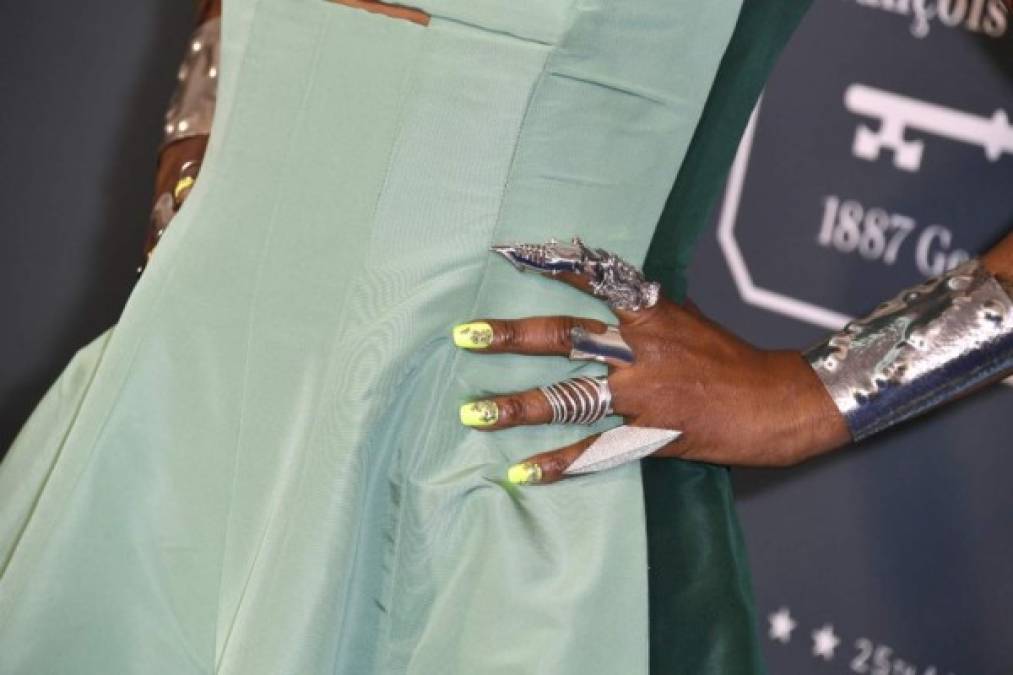 Billy Porter completó su look con uñas color verde neón y accesorios plateados.