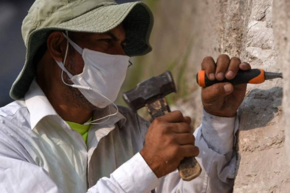 Espinoza rompió el aburrido aislamiento en su casa de la empobrecida colonia Tres Mayo, oeste de la ciudad, con su improvisado oficio de escultor, que descubrió a sus 43 años.