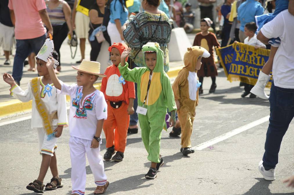 Niños engalanan desfiles patrios en San Pedro Sula