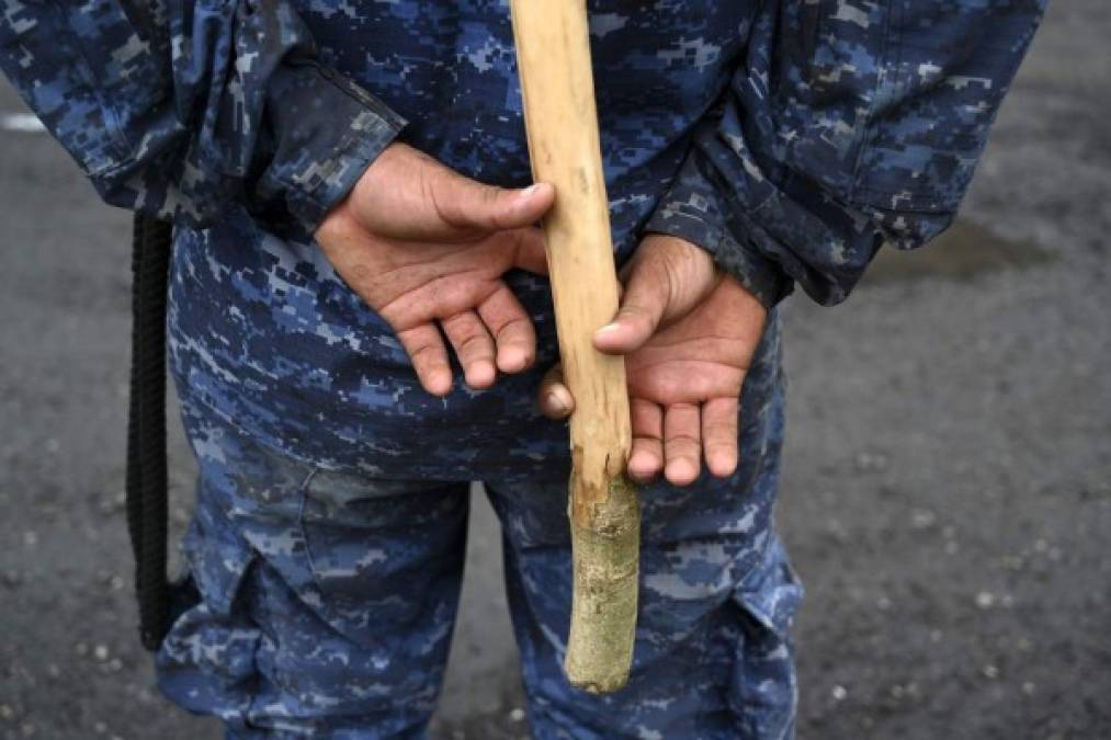 Los más de 3.000 migrantes hondureños cruzaron ilegalmente antes del mediodía de este jueves la frontera de El Corinto, ubicada 250 kilómetros al este de la capital del país. Muchos de ellos van sin mascarillas y según la Cruz Roja, al menos 1.310 han requerido asistencia humanitaria con agua, alimentos u orientación de todo tipo.