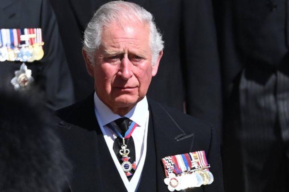 El rey se vio visiblemente afectado cuando encabezaba la procesión detrás del ataúd de su padre, el príncipe Felipe, durante su funeral en el castillo de Windsor en 2021.