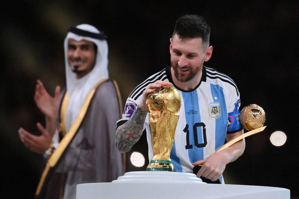 Tras el final del juego, Messi acarició la Copa del Mundo.