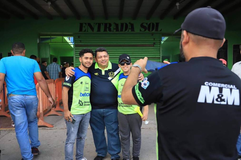 El presidente del Olancho FC, Samuel García, posando para una foto con aficionados de los Potros.