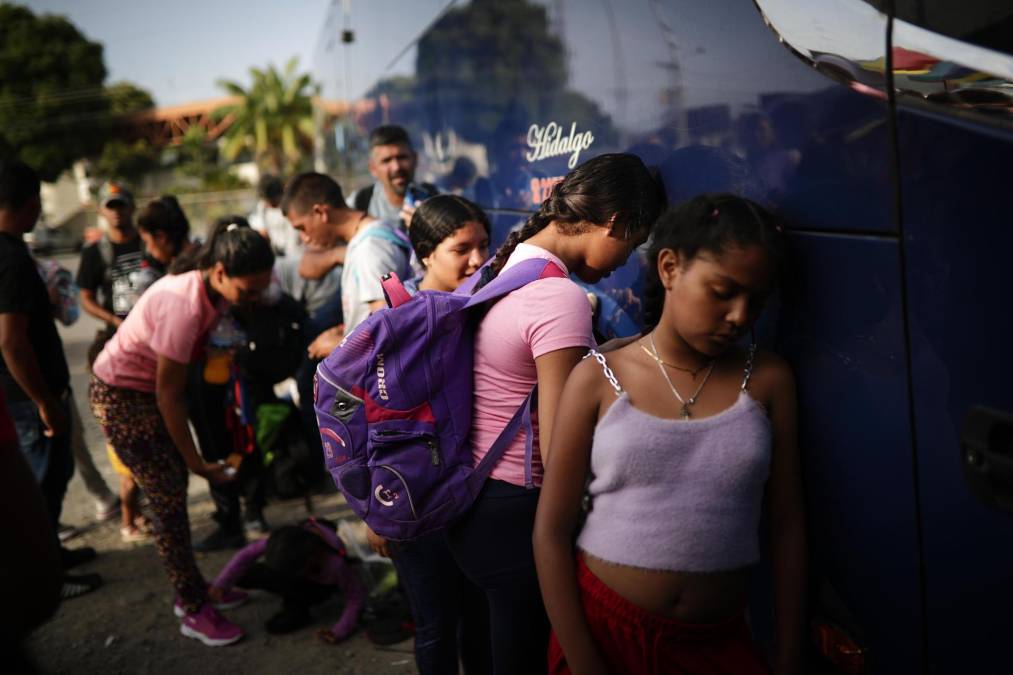 Migrantes venezolanos esperan su traslado en bus hacia Nicaragua, en Paso Canoas, población fronteriza entre Panamá y Costa Rica. 