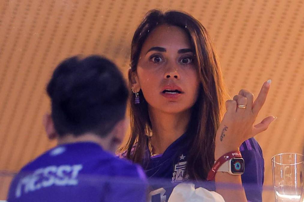 <i>Antonela Roccuzzo y su hijo Mateo causaron furor en el duelo entre Argentina vs Polonia por el Grupo C del Mundial de Qatar 2022.</i>