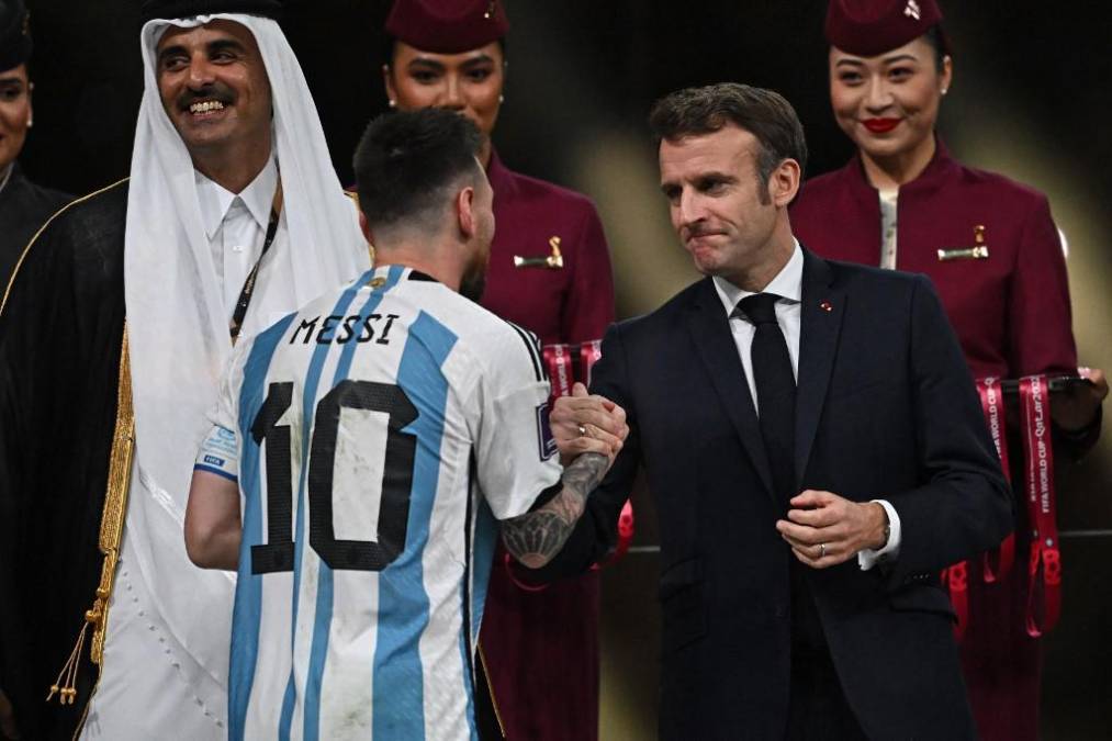  Emmanuel Macron, presidente de Francia, felicitó a Lionel Messi tras el final del Mundial de Qatar 2022.