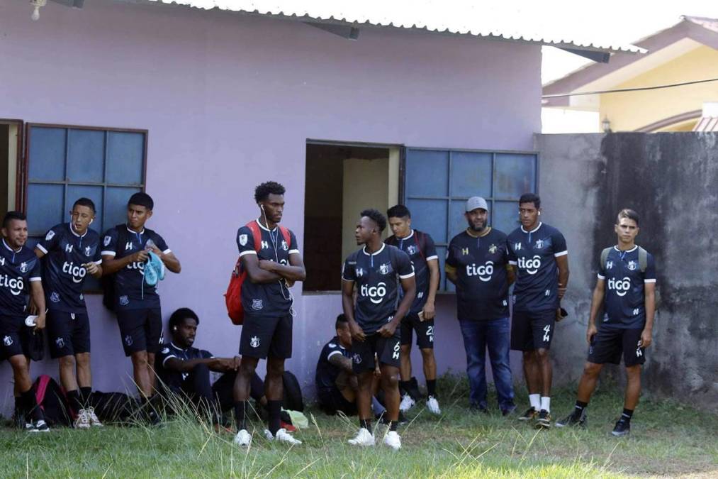 Los jugadores del Honduras Progreso afuera del camerino antes del inicio del partido.