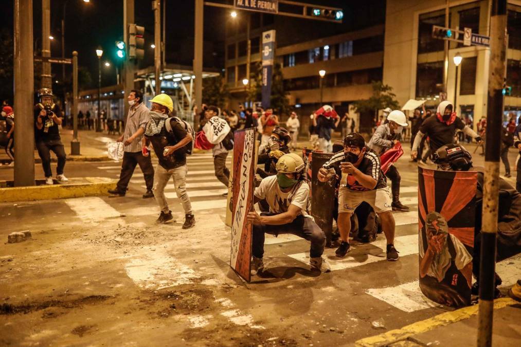 Las manifestaciones de protesta que estallaron este domingo contra la presidenta Dina Boluarte y el Congreso peruano alcanzaron un máximo nivel de violencia este lunes al reportarse un total de siete fallecidos, más de un centenar de policías heridos y el ataque a dos canales de televisión en Lima.