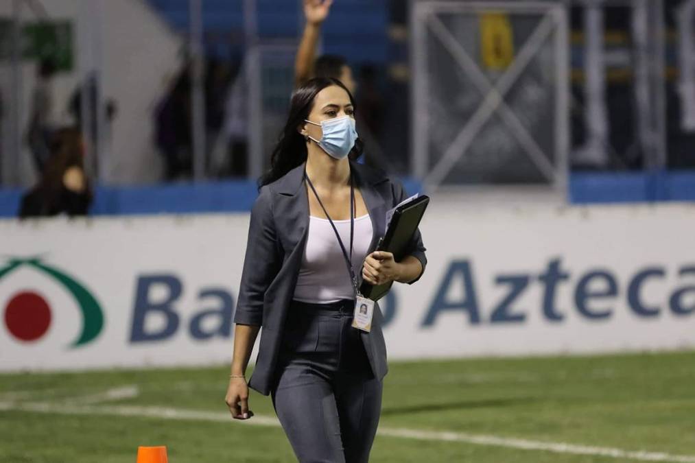 La bella periodista Isabel Zambrano, de Televicentro, llegó al estadio Nacional Chelato Uclés para dar cobertura al juego Motagua-Olimpia.