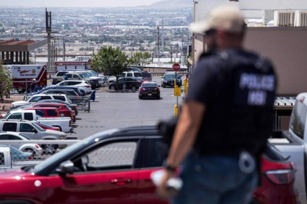 Law enforcement agencies respond to an active shooter at a Wal-Mart near Cielo Vista Mall in El Paso, Texas, Saturday, Aug. 3, 2019. - Police said there may be more than one suspect involved in an active shooter situation Saturday in El Paso, Texas. City police said on Twitter they had received 'multi reports of multipe shooters.' There was no immediate word on casualties. (Photo by Joel Angel Juarez / AFP)