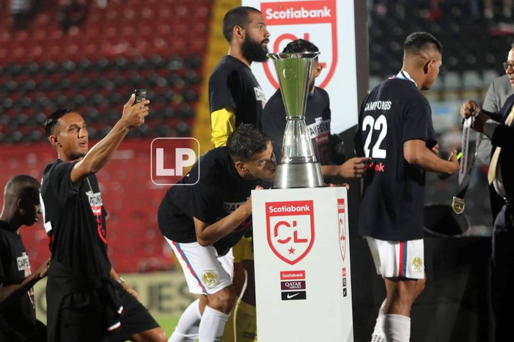 El brasileño Gabriel Araújo Carvalho, anotador del gol del título del Olimpia, besando el trofeo de campeones de la Liga Concacaf.