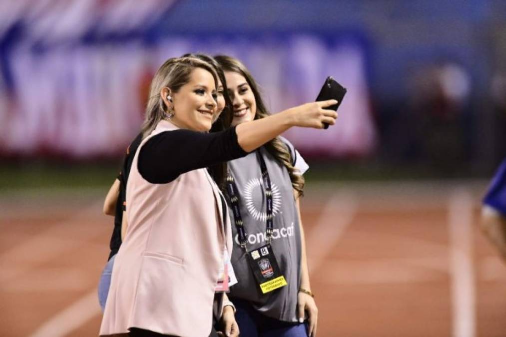 La foto no podía faltar y las periodistas decidieron tomarse una selfie previo al pitazo inicial del duelo Olimpia vs Seattle Sounders.