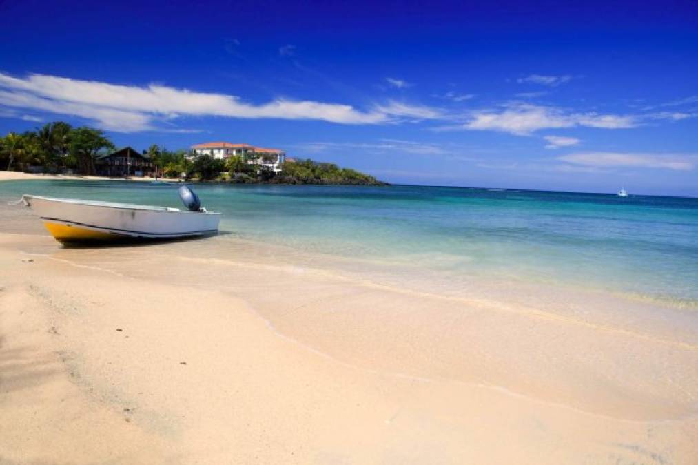 2. Roatán - Honduras <br/><br/>Roatán es una isla hondureña situada en las Islas de la Bahía, en el Caribe. Forma parte del enorme Sistema Arrecifal Mesoamericano y es conocida por sus playas, sus sitios de buceo y su vida marina, que incluye tiburones ballena.