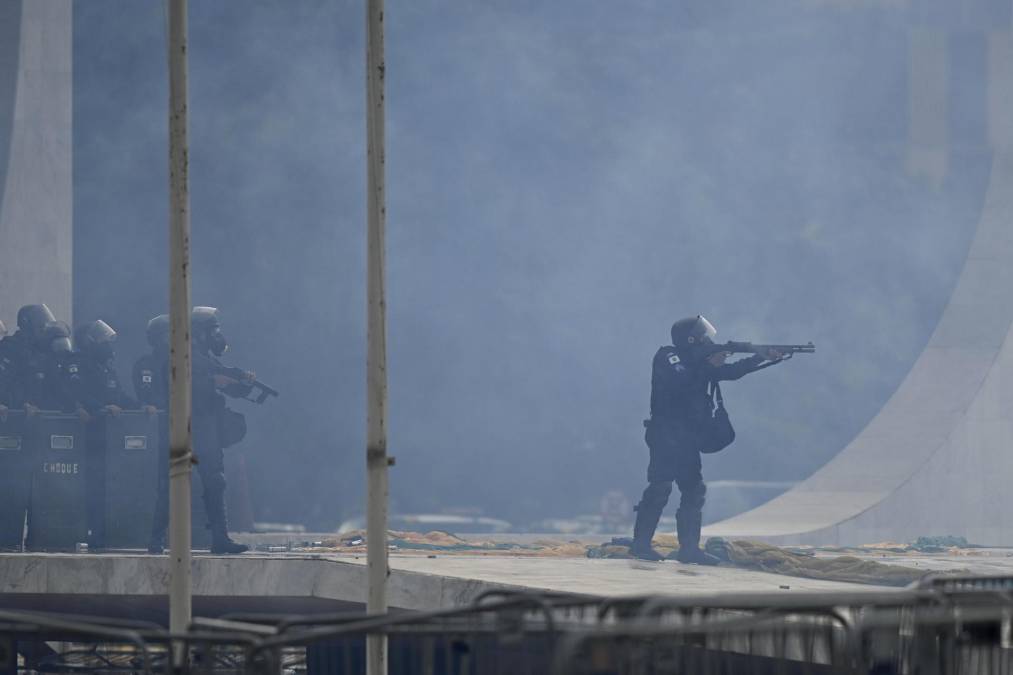 Policías antidisturbios accedieron este domingo al palacio presidencial de Planalto, sede del Gobierno de Brasil, que está tomado por cientos de seguidores radicales del expresidente Jair Bolsonaro.