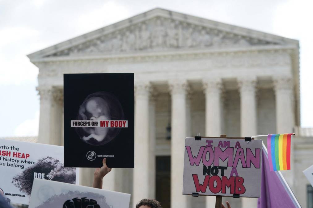 La batalla contra el aborto en Estados Unidos se ha librado en el nombre de Dios desde que fuese legalizado por la Corte Suprema en 1973, y un nuevo fallo de la máxima instancia judicial del país puso fin a este derecho que fue protegido durante casi cinco décadas