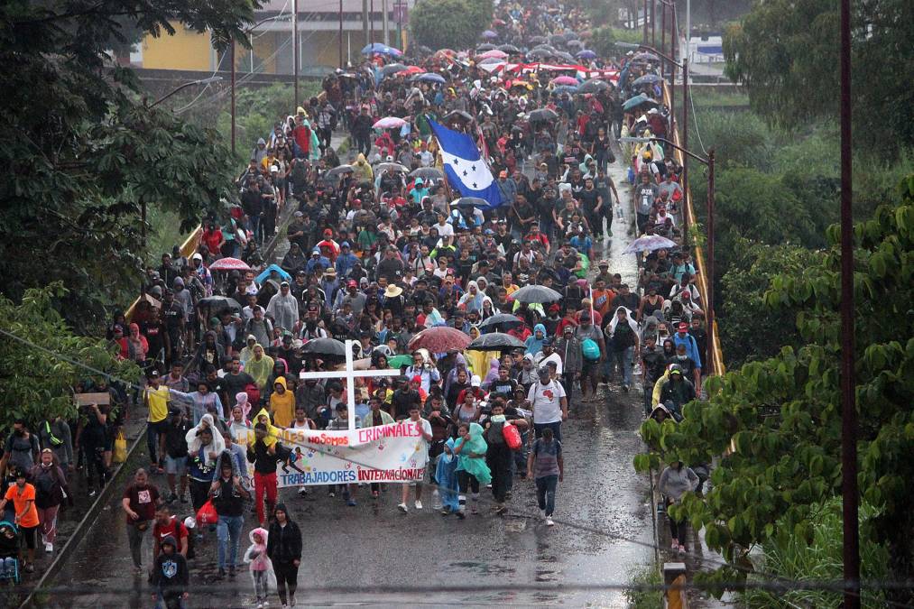 Miles de migrantes indocumentados salieron este lunes de la ciudad de Tapachula, en el sur de México, con la intención de llegar a Estados Unidos, donde comenzaba la Cumbre de las Américas con el tema de la migración en su agenda.