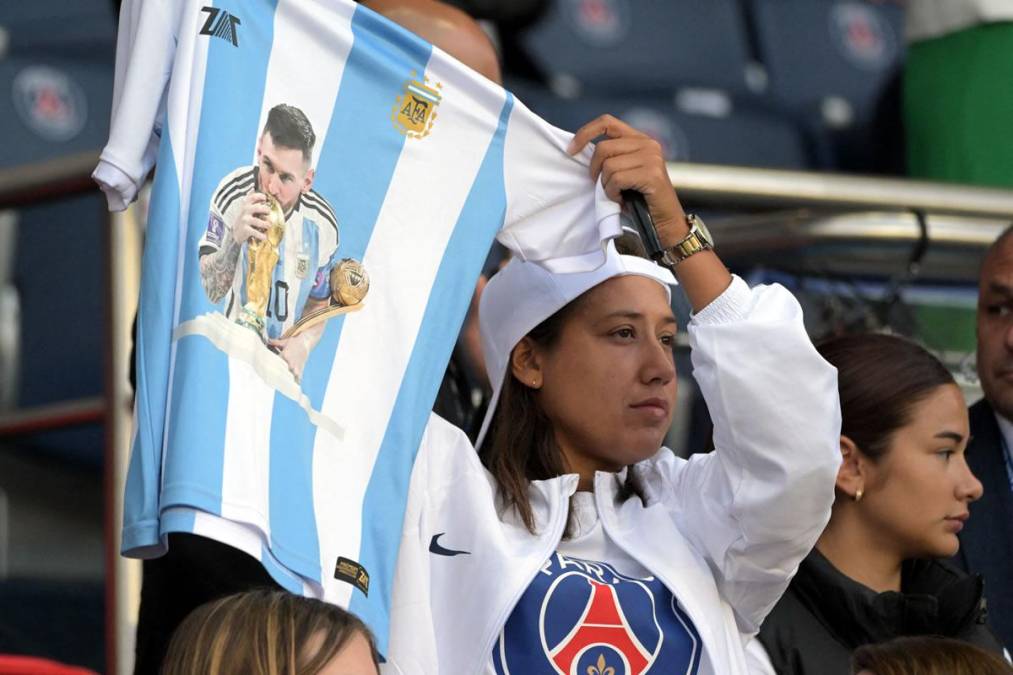 El adiós de Messi en el PSG, silbado, homenaje a Sergio Rico y Ramos feliz