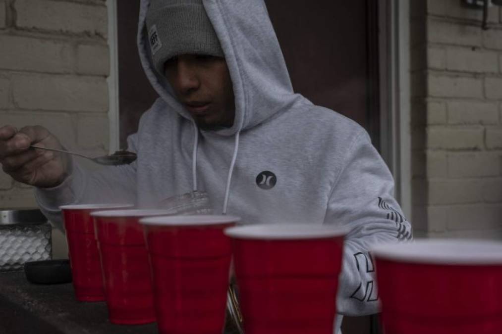 En Houston, Bryan Mejía, y sus compañeros de casa buscan mantenerse calientes tomando varias tazas de café al día.