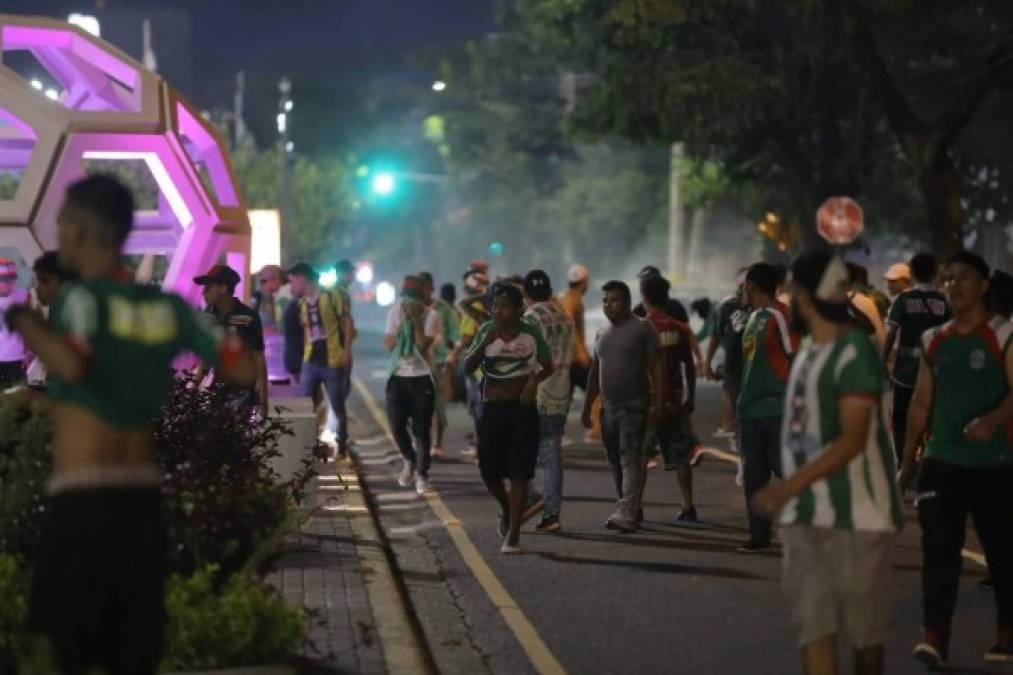 Momentos de terror se vivieron en las afueras del estadio Morazán.