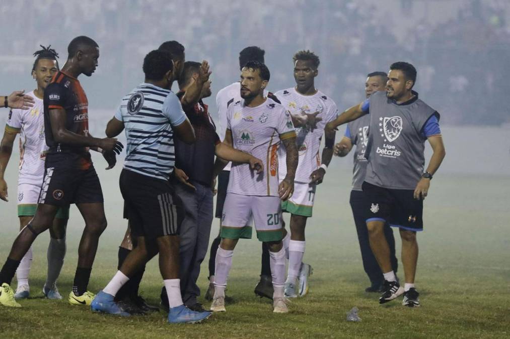 Jugadores de ambos equipos se encararon en el zafarrancho en el estadio Excélsior.