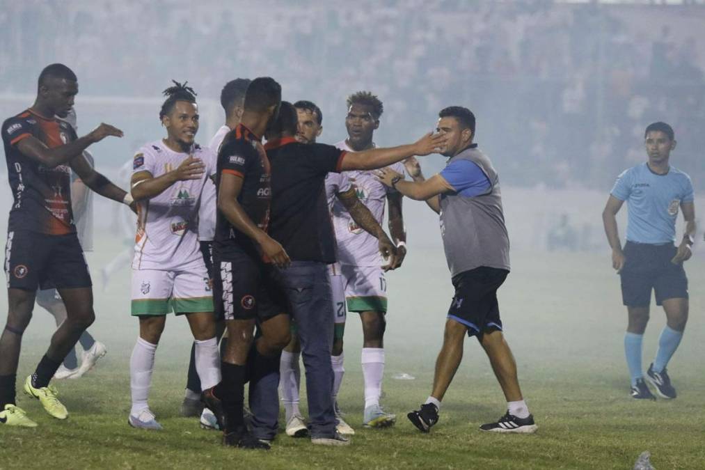 Otros jugadores y staff técnico tuvieron que seperar a ‘Pali‘ Castillo y ‘Chama‘ Córdova.