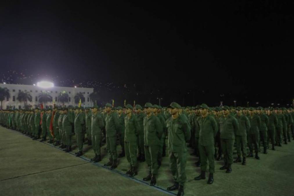 Maduro se dirigió a los militares y les pidió desarmar a los traidores y golpistas, en una visita que hizo al Ministerio de Defensa 48 horas después del efímero levantamiento que estuvo encabezado por el líder opositor y jefe del Parlamento, Juan Guaidó.