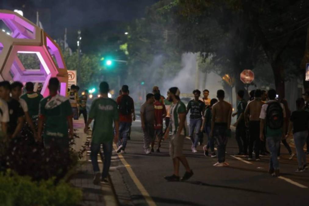 La barra de Marathón respondió a las pedradas que lanzaron los del Real España.