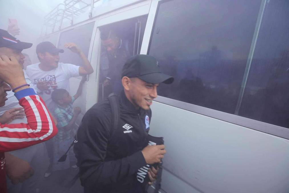 Edwin Rodríguez salió sonriente del autobús por el recibimiento de la afición del Olimpia.