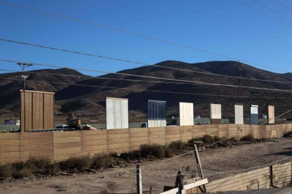 Así se ven los prototipos construidos cerca de la garita de San Diego.