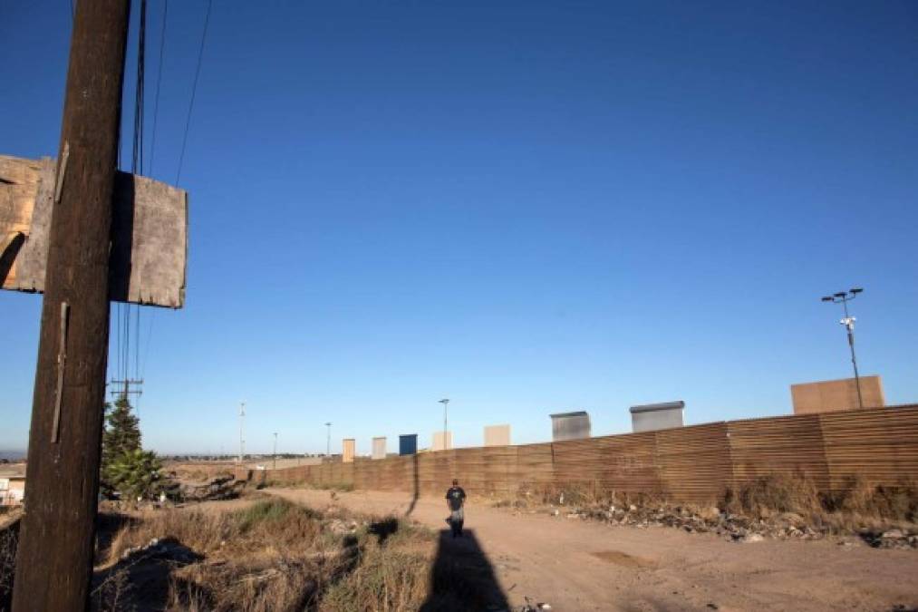 La altura de los prototipos contrasta con el muro actual en la frontera de Tijuana.